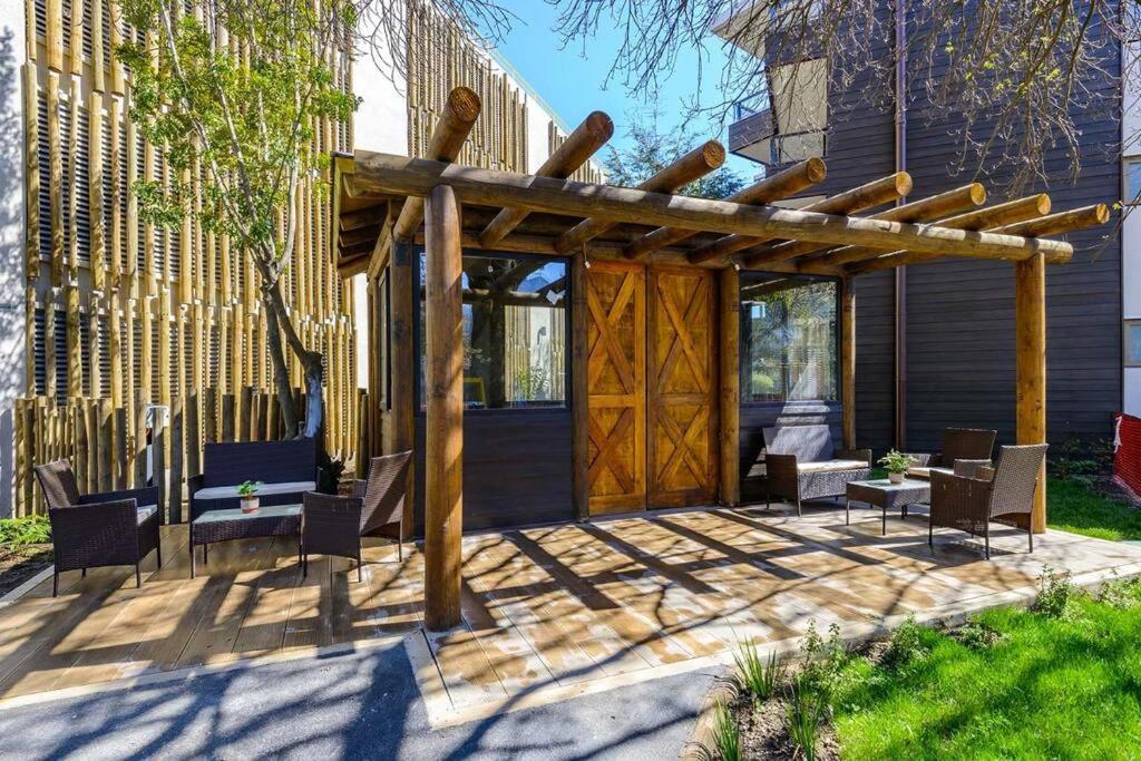 Precioso Con Jardin, Amplio Y En Apartamento *